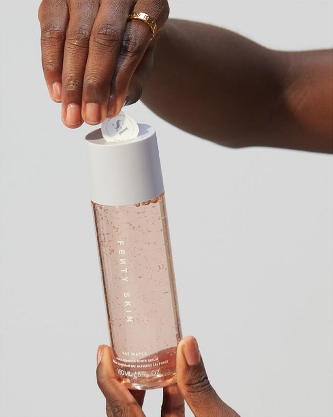 Fat Water Pore-Refining Toner Serum من Fenty Skin