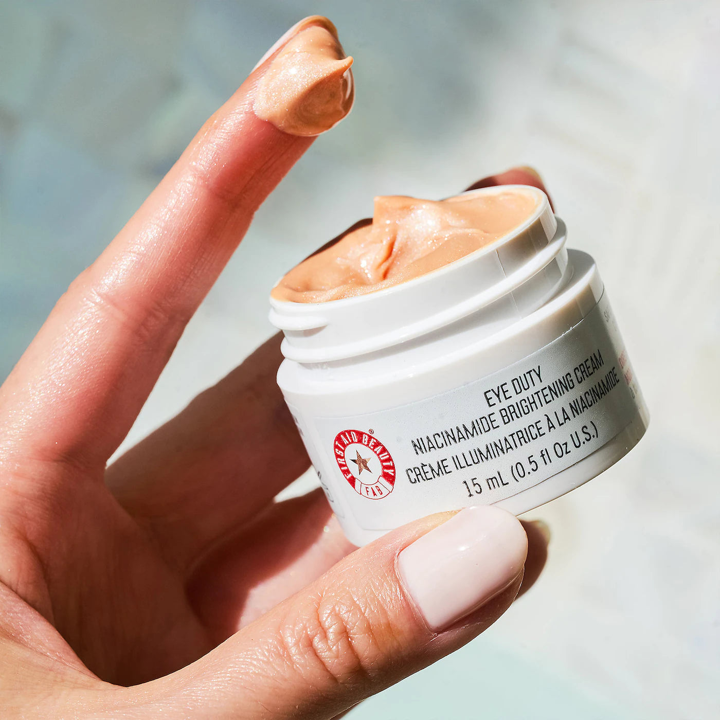 First Aid Beauty كريم تفتيح حول العين بالنياسيناميد، 15 مل